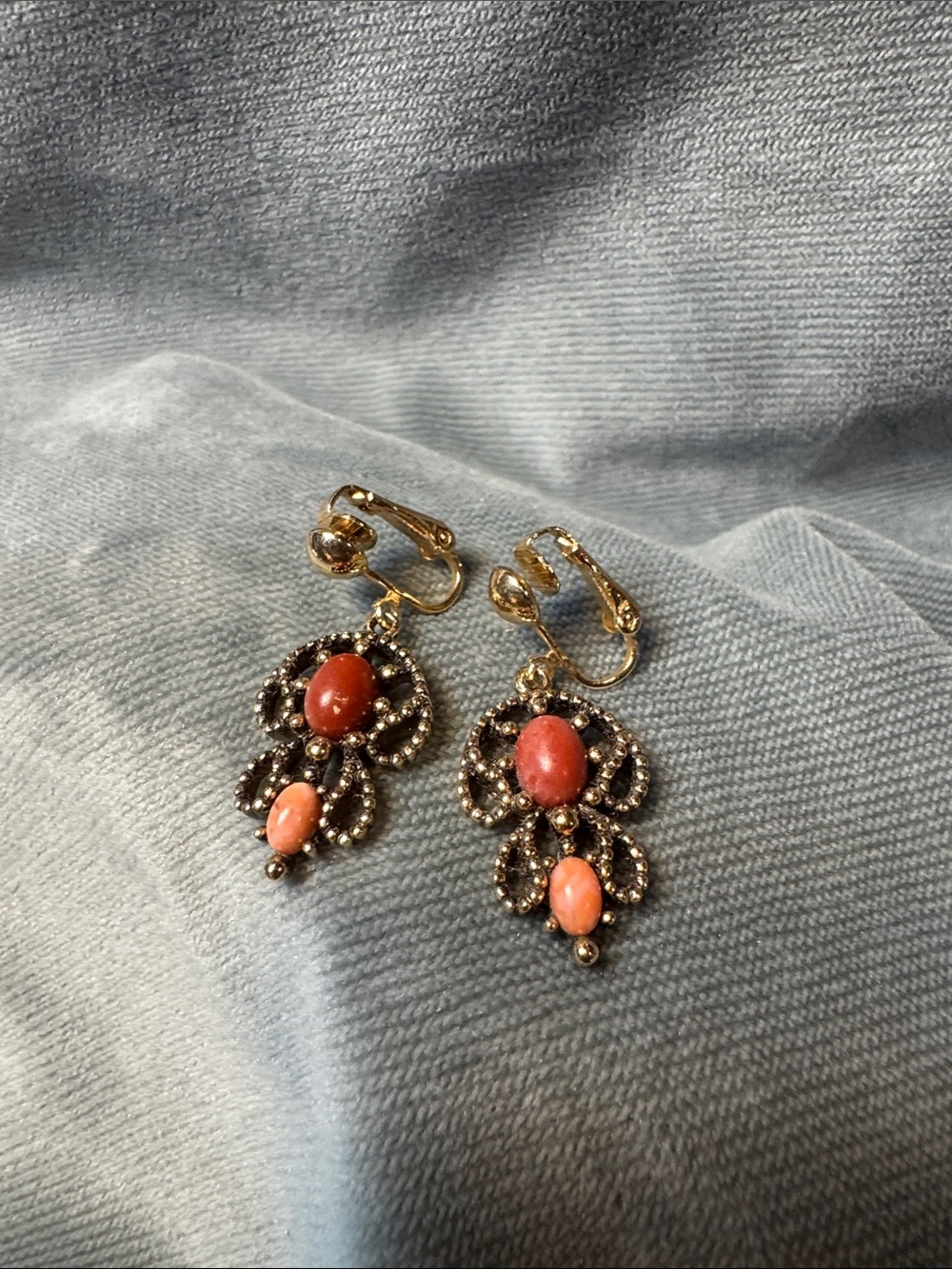Avon Gold-Tone Earrings with Coral and Peach Stones clip on